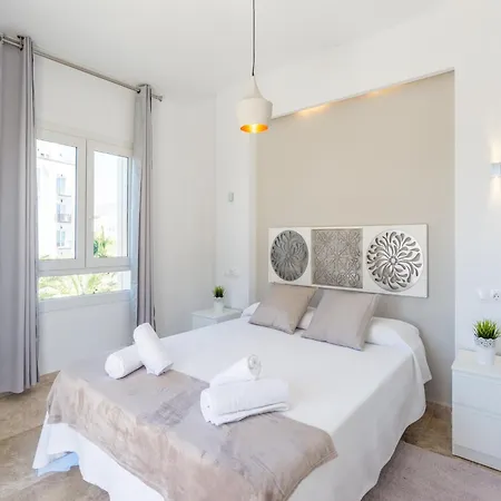 Sunny With Communal Pool Apartment *