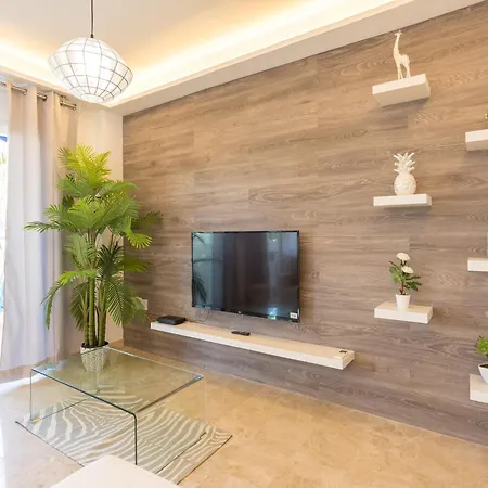 Sunny With Communal Pool Apartment *